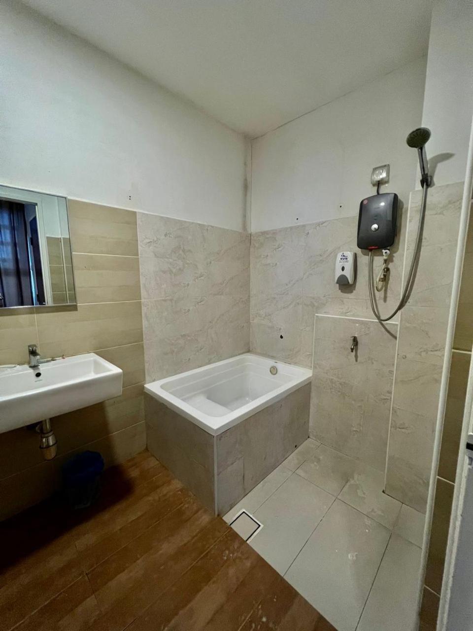 ג'והור בהרו Golden Leaf Boutique Hotel Nusa Idaman Formerly Known As Ariana Hotel מראה חיצוני תמונה