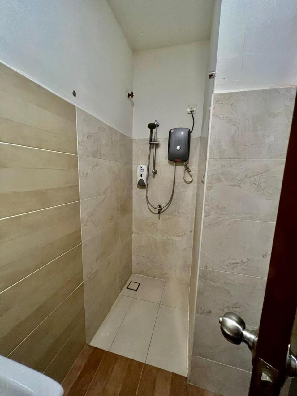 ג'והור בהרו Golden Leaf Boutique Hotel Nusa Idaman Formerly Known As Ariana Hotel מראה חיצוני תמונה