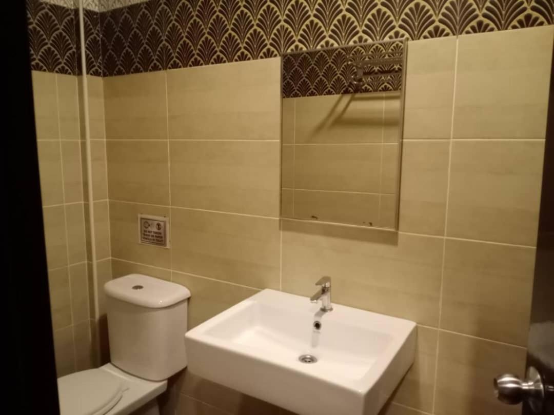 ג'והור בהרו Golden Leaf Boutique Hotel Nusa Idaman Formerly Known As Ariana Hotel מראה חיצוני תמונה